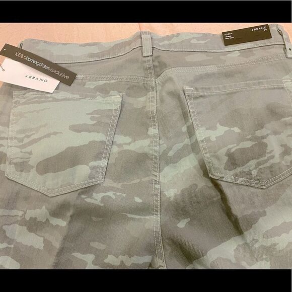 J Brand
Selena Mid-Rise Crop Bootcut Jeans - Picture 5 of 7